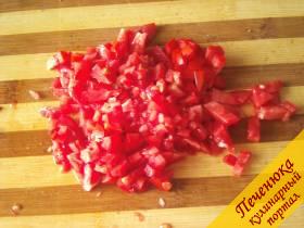 3) Теперь очередь за помидорами. Нарежем их кубиками. Помидоры можно заменить красным мясистым болгарским перцем. Можно перца и помидоров взять поровну. 