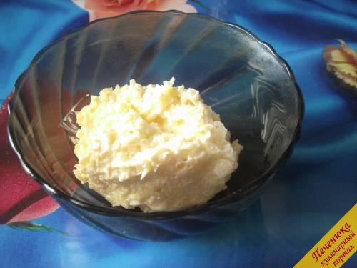 3) Перемешаем натертый сыр, чеснок, выдавленный через чеснокодавку, и майонез до однородной массы, посолим по вкусу.