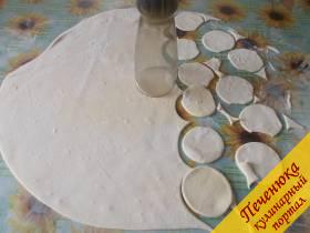 5) Раскатываю тесто в пласт и стаканом вырезаю из теста кружочки.
