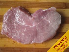1) Свинину нужно нарезать на тонкие кусочки. Я купила в магазине уже нарезанное мясо.
