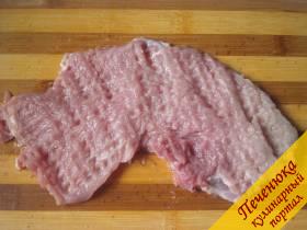 2) Слегка отобью свинину. Как я уже писала, мясо для шницеля можно и не отбивать, но так ему проще придать желаемую форму.