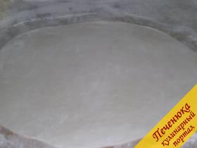 3) На столе раскатаем тесто в пласт, добавляя муку на подсып. Толщина пласта должна быть 2-3 мм.
