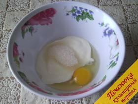 1) Для трубочек нам нужно приготовить песочное тесто. В яйцо добавим сахар, соду (гашенную уксусом) и сметану, размешаем.