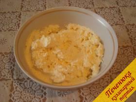 4) Из ингредиентов для крема приготовим сливочный крем. Все ингредиенты соединим вместе и хорошенько взобьем миксером.