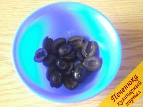 5) Черные оливки без косточек разрежем на две части (можно кружочками).