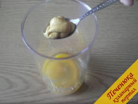 2) Добавляем яйца и чайную ложку крепкой горчицы. Сейчас летом у нас есть возможность купить домашние яйца, поэтому используем их. Предварительно яйца тщательно моем.