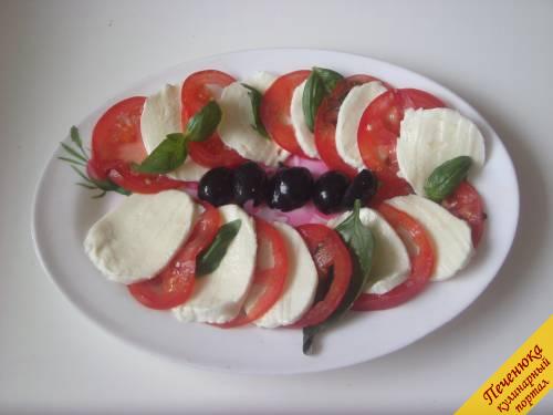 5) Разложим на блюдо, чередуя помидоры и моцареллу. Это блюдо, такое любимое итальянцами, повторяет цвета итальянского флага. Сбрызнем салат оливковым маслом и выложим немного оливок.