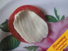 3) Выложим кусочек моцареллы на кусочек помидора.
