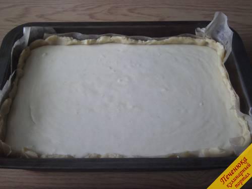 7) Наполним форму творожной массой. Духовку разогреем и поставим сырник выпекаться минут на 35-40. 