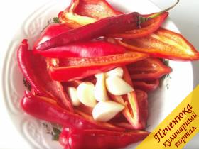 1) Подготовлю продукты для домашнего кетчупа: красный болгарский перец и чеснок почищу, помидоры разрежу на половинки, чтобы они прошли в отверстие соковыжималки.