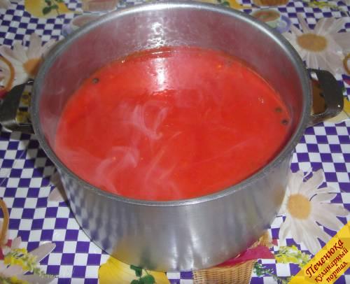 4) Когда томатный сок уварится в два раза, добавим массу из перца, гвоздику, перец душистый, соль и сахар. Варим минут 40. 