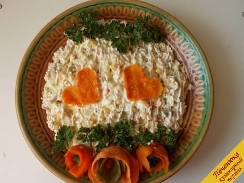 6) Оформим салат на День святого Валентина при помощи цветочков из вареной моркови и зелени. Добавьте к вашему салату свои наилучшие пожелания, и ваш праздник будет светлым и романтичным.