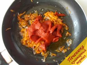 5) Поджарим измельченные лук и морковь на растительном масле, добавим томатную пасту и прогреем.