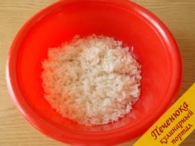1) Рис совсем не обязательно отваривать полностью, достаточно до полуготовности. Риса я взяла половину стакана (250 мл), отварила в воде с добавлением соли.