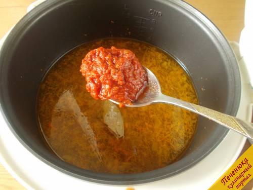 5) Добавляем томатную пасту. Устанавливаем программу «Тушение». Гуляш из говядины в мультиварке будет готовиться 2 часа, выставляем это время. Для телятины время может быть меньшим. 