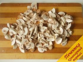 1) Гречку с грибами начнем готовить с подготовки грибов. Шампиньоны сейчас нам доступны круглый год, вот их-то мы и используем. Если у вас есть замороженные грибы, можно использовать и их. В сезон можно использовать свежие лесные грибы. Промытые грибы нарежем не слишком мелко.