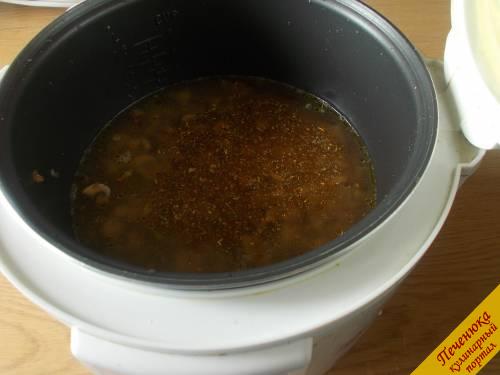 4) Зальем водой, посолим, добавим приправы. У меня готовая смесь для грузинской кухни. Гречка с грибами в мультиварке будет готовиться под закрытой крышкой в течение 40 минут на программе «Каши» или «Тушение».