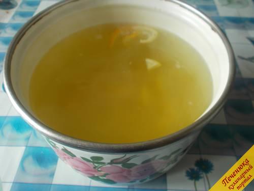 4) В кастрюлю нальем воду, добавим лимонную шкурку и имбирь. Поставим на огонь и прокипятим, затем поставим охлаждаться. Это основа для нашего витаминного напитка.