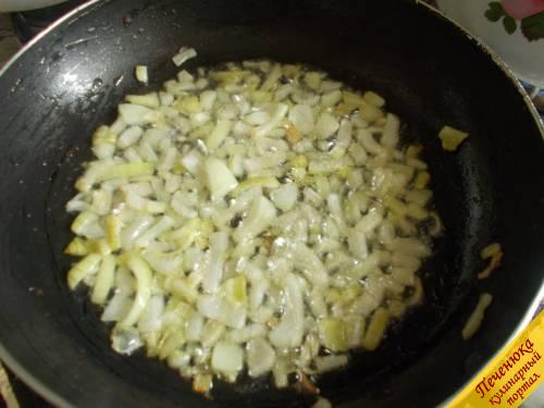 5) Как варить вареники, Вы теперь знаете. Для вареников с картошкой, капустой, грибами можно поджарить лук. Изделия с творогом или ягодами можно есть со сметаной, сладким соусом, сиропом.
