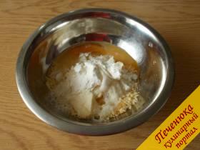 2) Для теста соединим вместе сыр, слегка подтопленный маргарин, муку, крахмал и яйцо.