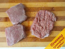 2) Чтобы размягчить мясо, я отбила его с двух сторон кулинарным молоточком. Отбитым стейкам придадим овальную форму.