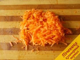 4) Морковь натру на терке.