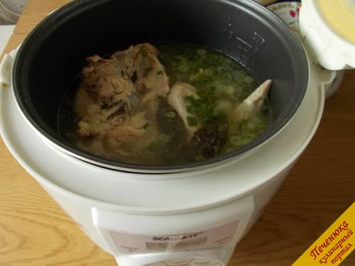 7) В конце добавляем свежую или засушенную зелень. Картофельный суп в мультиварке готов!