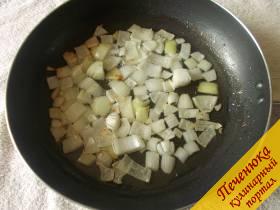 5) На сковороду нальем половину масла, нагреем его и поджарим до золотистого цвета лук.