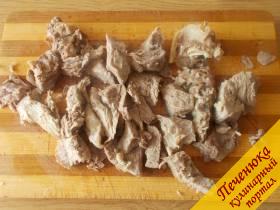 7) Сваренное мясо отделим от кости, можно положить и на косточке, если косточка небольшая. Нарежем кусочками.