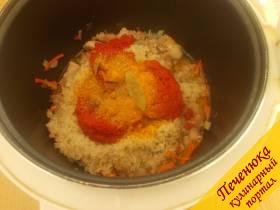 4) Затем добавим рис, томатную пасту, специи, лавровый лист, чеснок.