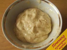 4) Сложим тесто снова в миску, добавим растопленное и охлажденное сливочное масло и хорошо перемешаем в миске.