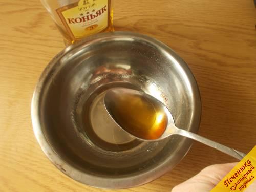 5) В охлажденный сироп добавлю 2 столовые ложки конька, перемешаю. Вот и все, пропитка для торта готова.