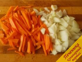 3) Пока обжаривается курица, нарежем соломкой морковь и порубим лучок.