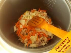 4) Через 20 минут добавим морковь и лук к курице и еще раз поставим ту же программу («Разогрев»).