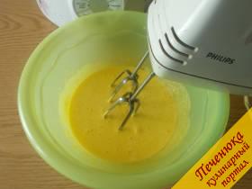 3) Разотру сахар с яйцами, пока масса не станет воздушной и пенообразной. Легко сделать это при помощи миксера.