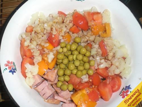 5) Ветчину, капусту, помидоры и консервированный зеленый горошек смешать в одной миске, полить соевым соусом и поставить в холодное место на 20 минут 