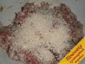 1) Мясо и лук перекрутить 2 раза через мясорубку. Добавить к фаршу рис и хорошо перемешать, чтобы он равномерно распределился с измельченным мясом.