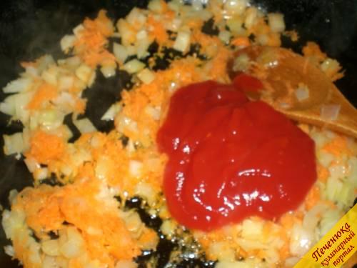 7) Отдельно на сковороде потомить мелко порезанный лук и морковь. К ним добавить неострый томатный соус, хорошо все ингредиенты перемешать и тушить около 2 минут на среднем огне.