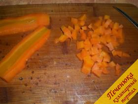 2) Морковь необходимо также порезать, как и буряк, только кубики должны получиться немного меньшими по размеру.