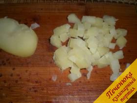 5) Картофель также порезать кубиками.