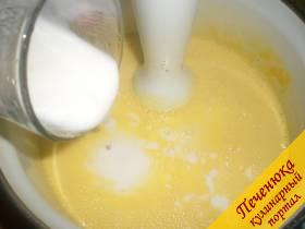 2) Немного подогреть кефир и влить его во взбитые с сахаром яйца. Далее при помощи миксера или блендера необходимо взбивать эти ингредиенты до тех пор, пока сахар не растворится полностью.