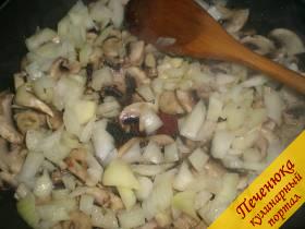 3) На сковороде поджарить репчатый лук с шампиньонами. Во время жарки я для усиления вкуса посыпаю немного приправами для грибов.