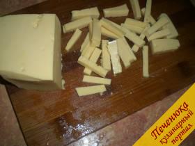 2) Твердый сыр режется длинными полосками (около 3-4 см длиной).