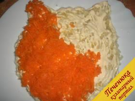 2) На майонез выкладывается слой из морковки.