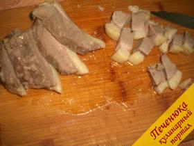 5) Отваренное утиное мясо порезать кусочками чуть крупнее курицы. 