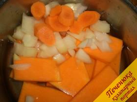 2) В железную посуду выложить овощи в следующем порядке: тыква, сверху слой лука, покрыть морковкой. Влить немного воды или лучше мясного бульона. Жидкость должна покрыть лишь тыкву - чуть выше середины. Поставить тушиться на среднем огне на 1 минуту. 