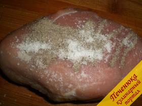 1) Свиное мясо (лучше использовать подгорок) помыть и обсушить полотенцем бумажным. Посыпать солью, черным молотым перцем. Натереть со всех сторон и поставить на полчаса в холодильник.