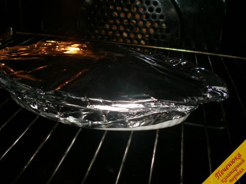 5) Укрыть форму с мясом фольгой. Отправить запекаться в духовку на 40 минут при температуре 210 градусов. 