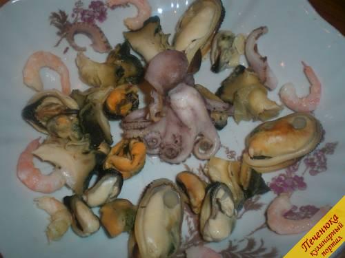 4) Выложить готовые морепродукты на блюдо. 
