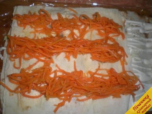 3) Положить еще один пласт лаваша. На него выкладываем корейскую морковку полосками (это нужно для того, чтобы в будущем облегчить нарезку лаваша).